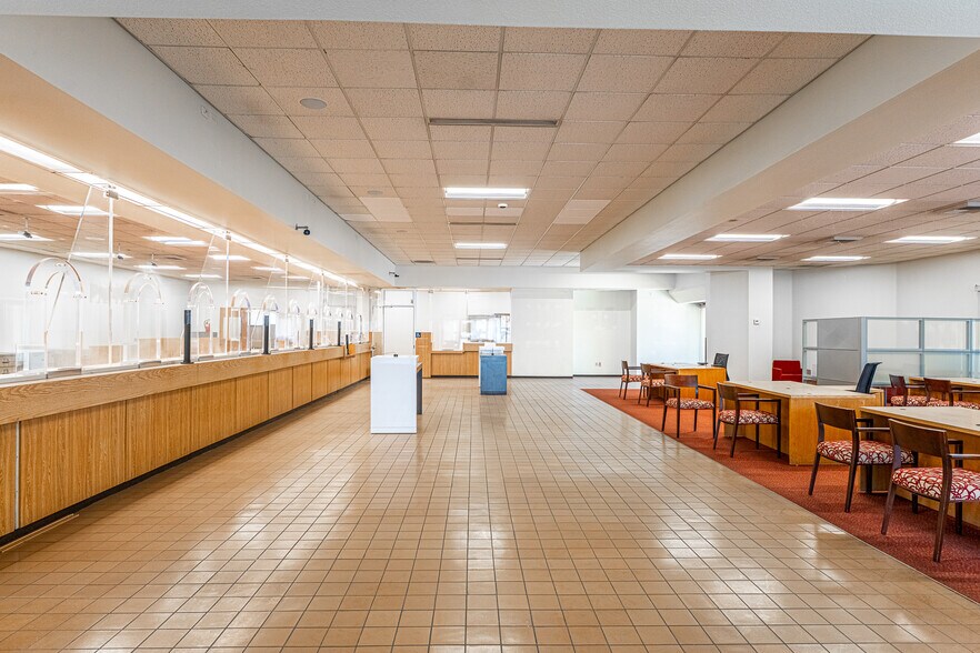 More Photos Of 2495 Lakeshore Dr, Lake Elsinore Bank For Sale