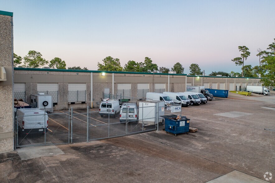 More Photos Of 467-487 W 38th St, Houston Warehouse For Lease