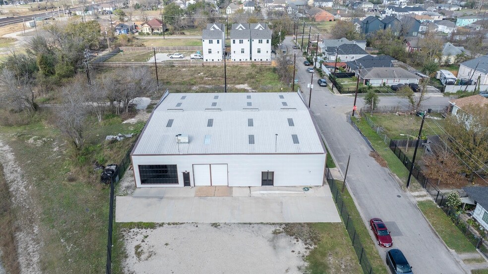 More Photos Of 2219 Brooks St, Houston Warehouse For Sale