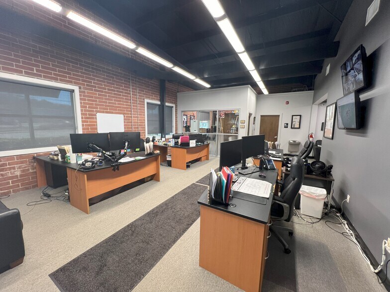 More Photos Of 211 N Pleasantburg Dr, Greenville Light Manufacturing For Lease