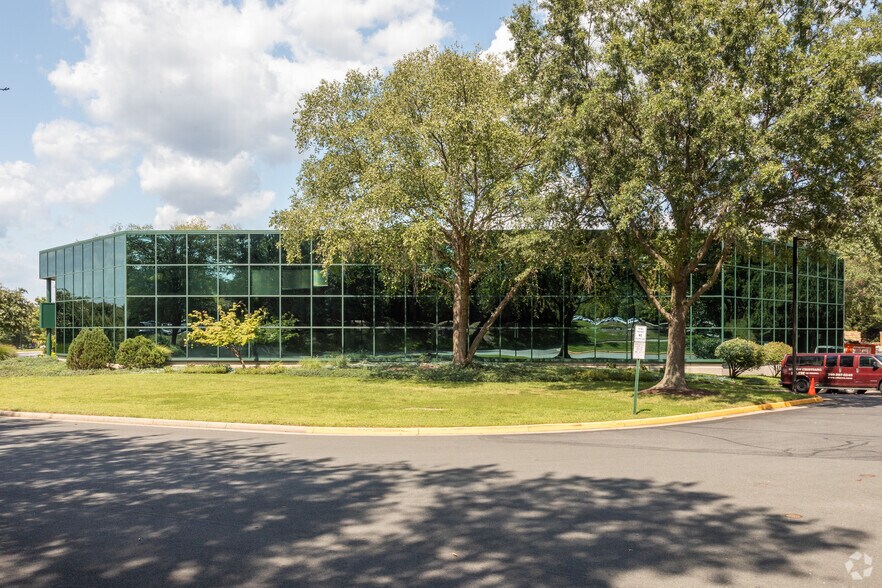 More Photos Of 14104-14116 Newbrook Dr, Chantilly Light Distribution For Lease