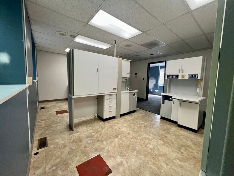 More Photos Of 940-948 NE 102nd Ave, Portland Medical For Sale