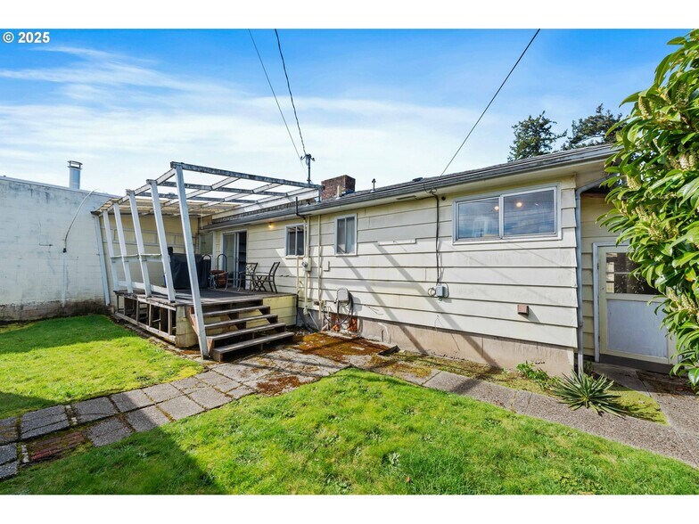 More Photos Of 2235 Broadway Ave, North Bend General Retail For Sale