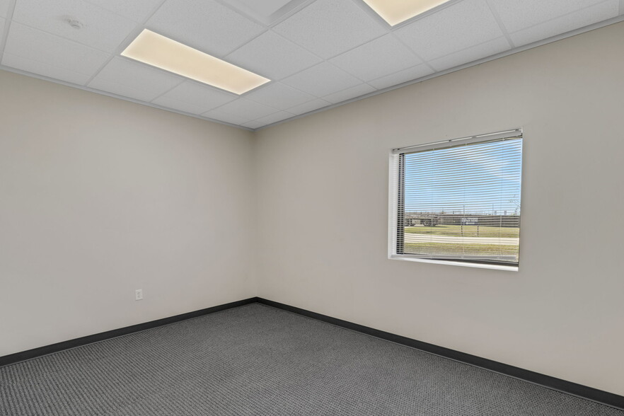 More Photos Of 8110 Parkside Ave, Baytown Warehouse For Sale