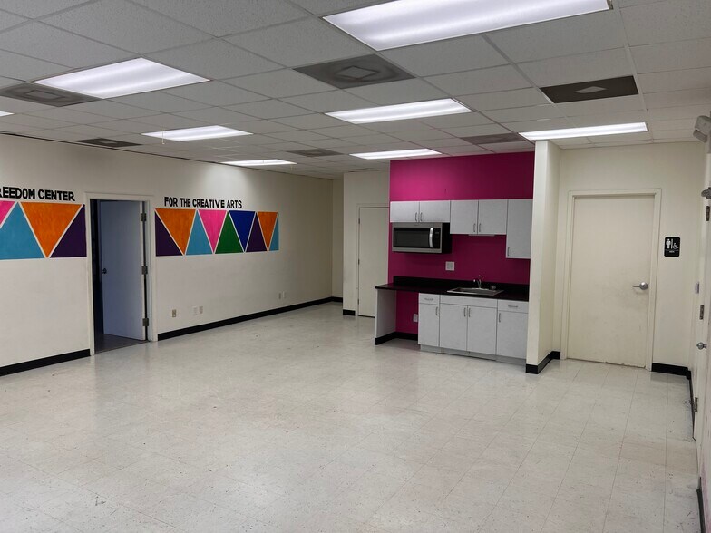 More Photos Of 2906-2924 Baltic Ave, Greensboro Industrial For Lease