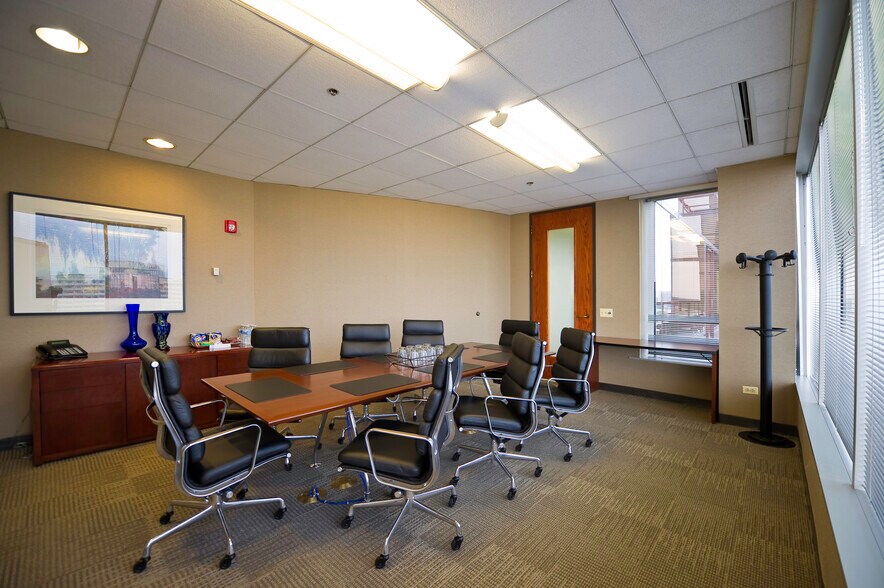 More Photos Of 5600 N River Rd, Rosemont Coworking Space