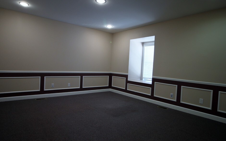 More Photos Of 10151-10171 Bergin Rd, Howell Flex For Lease