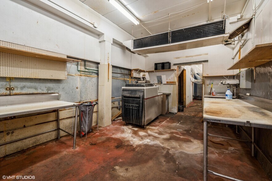 More Photos Of 327 E 79th St, Chicago Freestanding For Lease