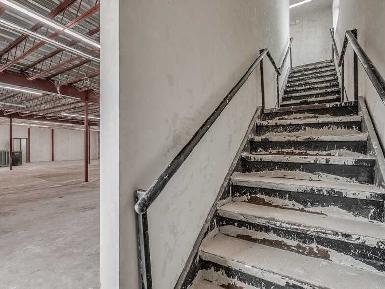 More Photos Of 4403-4411 SW 3rd St, Oklahoma City Showroom For Sale