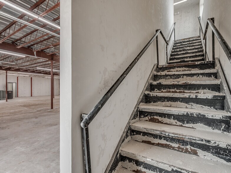 More Photos Of 4403-4411 SW 3rd St, Oklahoma City Showroom For Lease