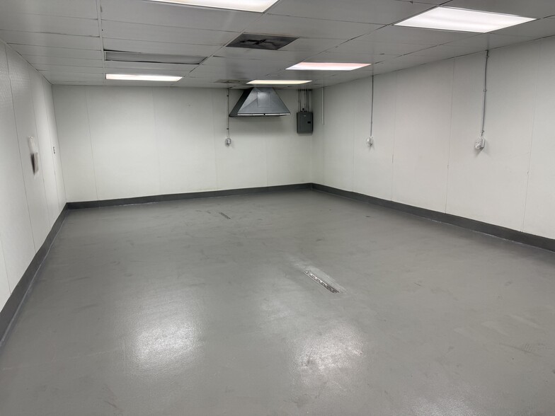 More Photos Of 7535 Woodman Pl, Van Nuys Warehouse For Lease