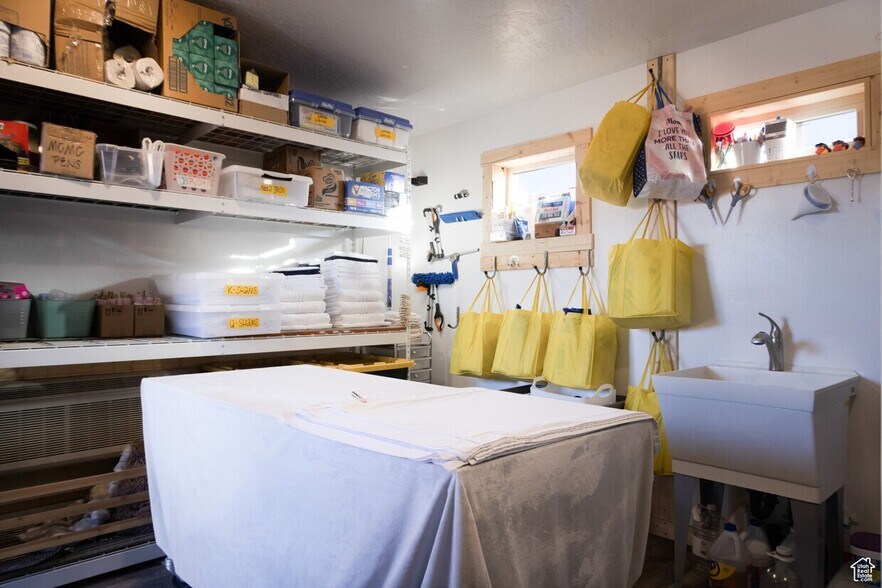 More Photos Of 280 E 100 N, Hanksville Hotel For Sale