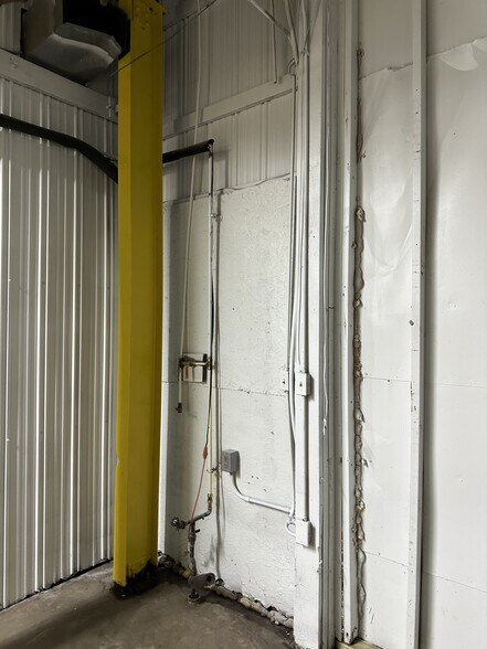 More Photos Of 1801 Dutch Ln, Jeffersonville Warehouse For Lease