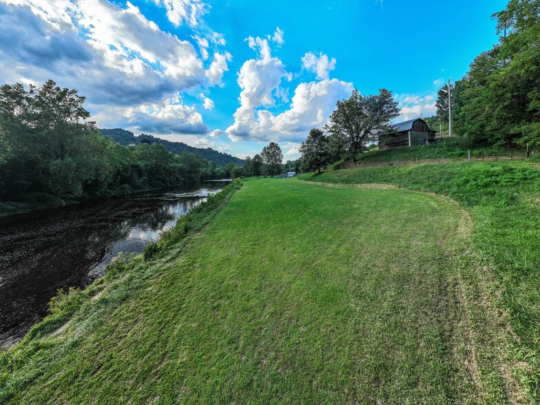 More Photos Of 371 Riverview Dr, Waynesville Manufactured Housing Mobile Home Park For Sale