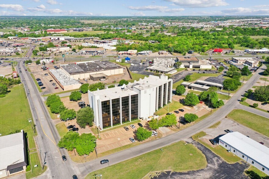 More Photos Of 1800 Teague Dr, Sherman Office For Sale