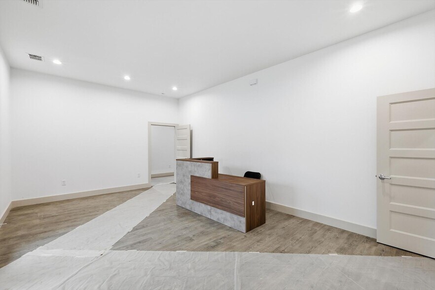 More Photos Of 203 E Debbie Ln, Mansfield Loft Creative Space For Lease