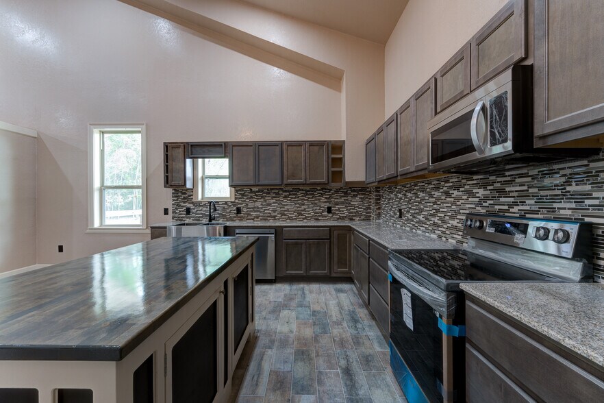 More Photos Of 4388 County Road 197, Alvin Specialty For Sale