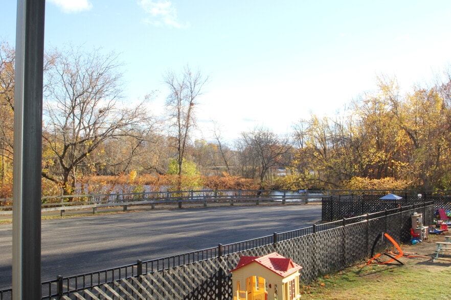 More Photos Of 35 Water St, Amesbury Research And Development For Lease