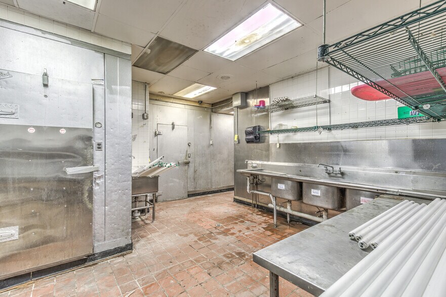 More Photos Of 6125 Natural Bridge Ave, Saint Louis Bar For Lease