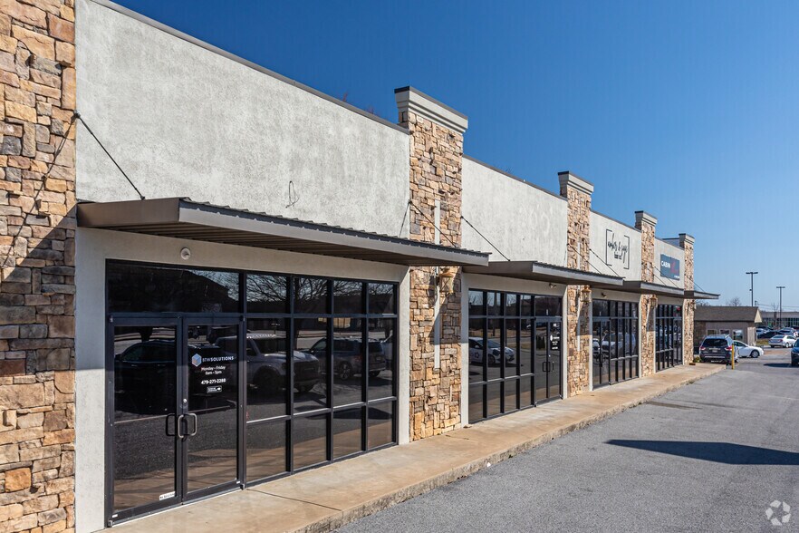 More Photos Of 3403 SE J St, Bentonville Storefront For Sale