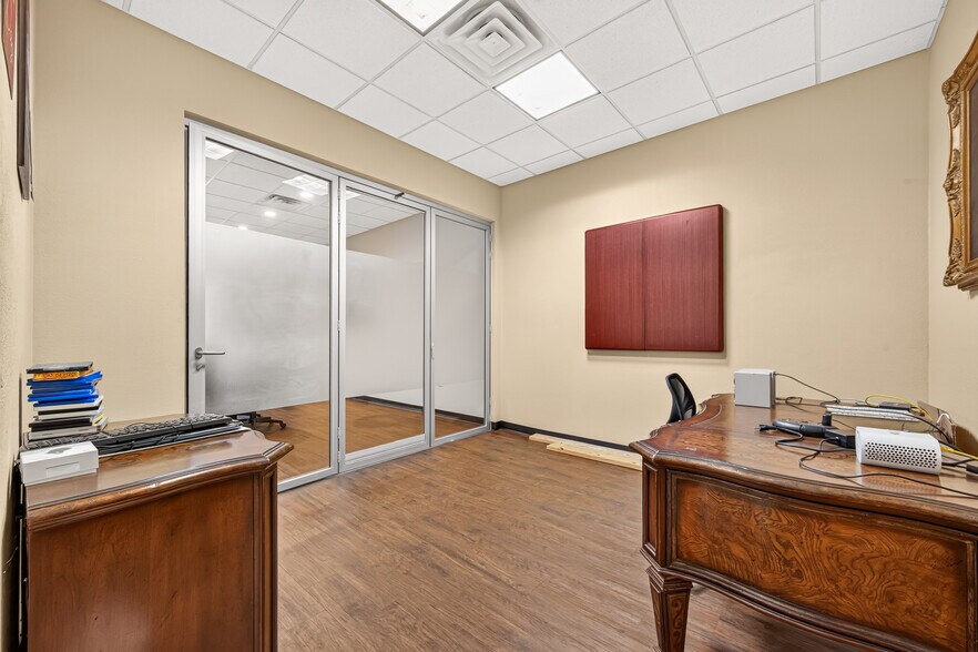 More Photos Of 214 N Loop 336 E, Conroe Office For Sale