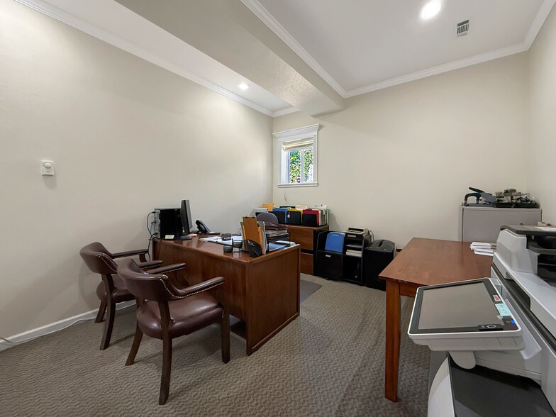 More Photos Of 624 Fleet St, Brookings Office For Sale