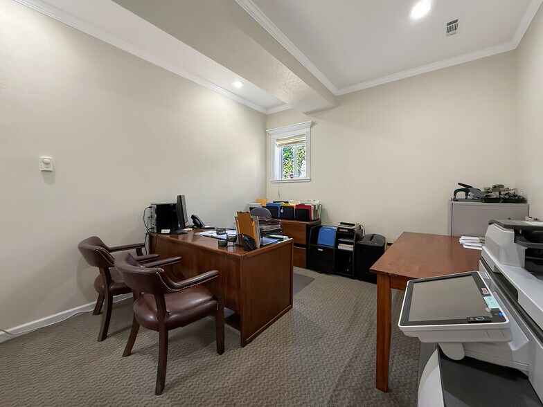 More Photos Of 624 Fleet St, Brookings Office For Sale