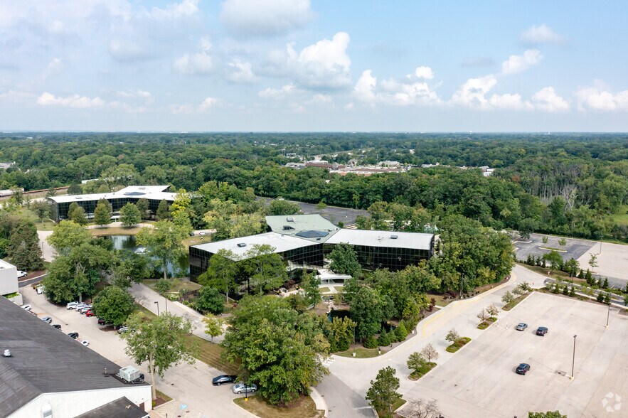 More Photos Of 2345 Waukegan Rd, Bannockburn Office For Lease