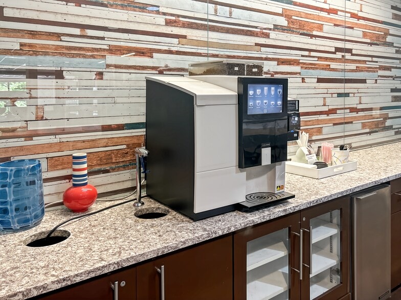 More Photos Of 1545 Crossways Blvd, Chesapeake Coworking Space