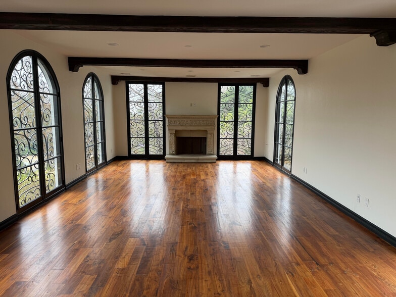 More Photos Of 1301 N Beverly Dr, Beverly Hills Specialty For Sale