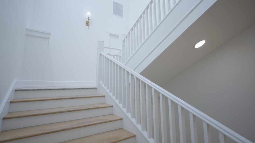 More Photos Of 550 N 1st St, Woodburn Office For Sale