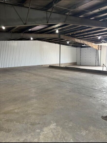 More Photos Of 1300 W Saunders St, Mount Pleasant Showroom For Lease