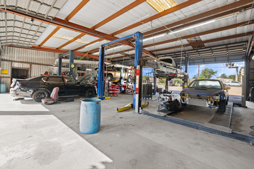 More Photos Of 2214 N Frazier St, Conroe Auto Repair For Sale