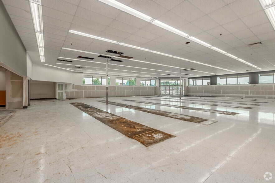 More Photos Of 1555 S Broadway, Wichita Drugstore For Sale