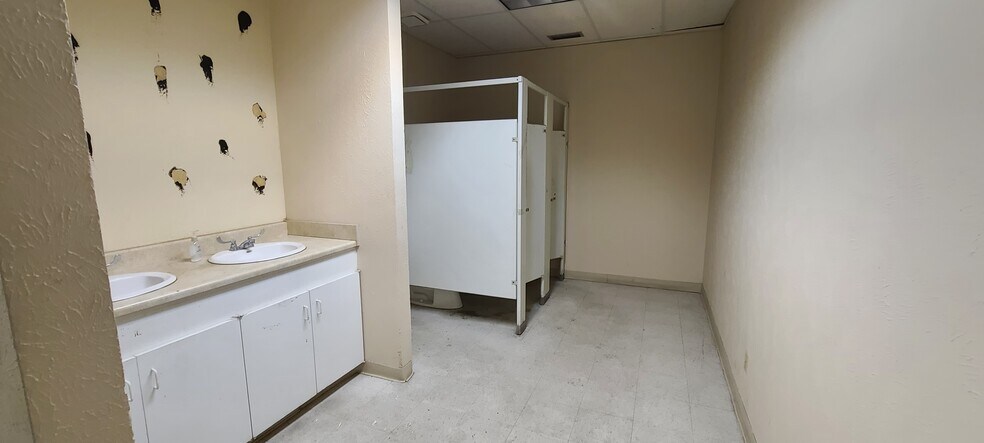 More Photos Of 1110 Collins Blvd E, Richardson Light Manufacturing For Lease