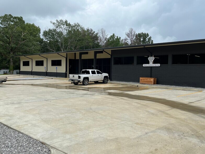 More Photos Of 130 Baker Ln, Brandon Warehouse For Lease