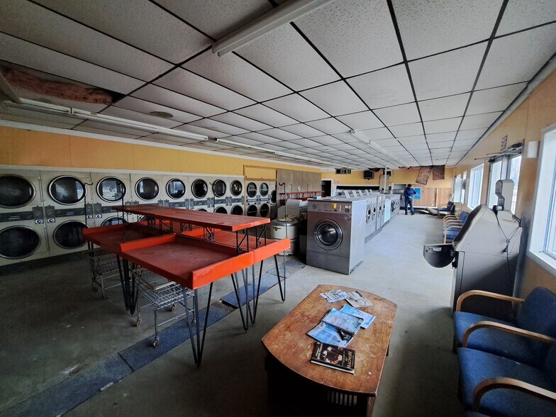 More Photos Of 610 S Paw Paw St, Lawrence Warehouse For Lease