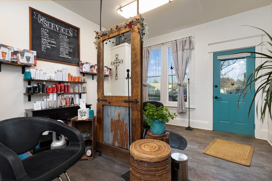 More Photos Of 619 Commercial Ave, Anacortes Storefront Retail Office For Sale