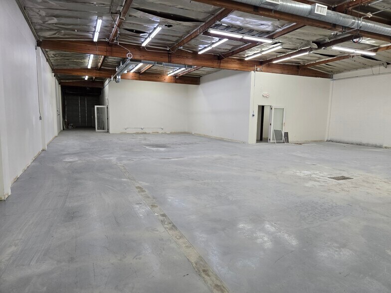 More Photos Of 7751 Burnet Ave, Van Nuys Warehouse For Lease