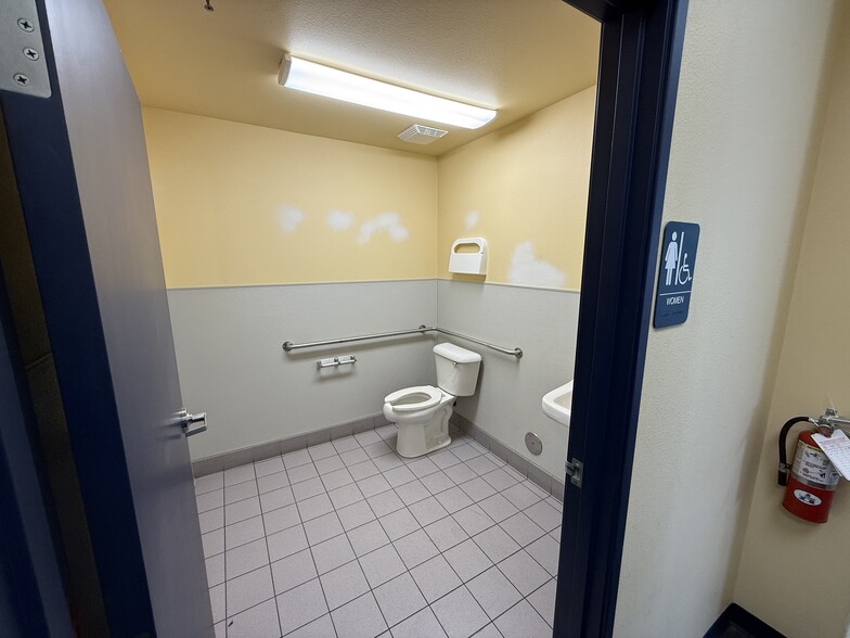 More Photos Of 9275 W Flamingo Rd, Las Vegas Freestanding For Lease