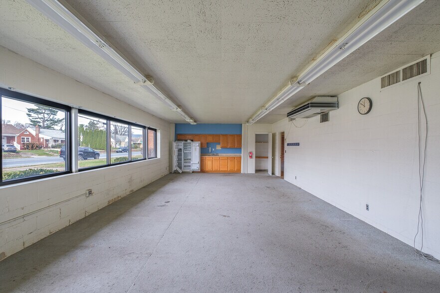 More Photos Of 4115 N 6th St, Harrisburg Warehouse For Lease