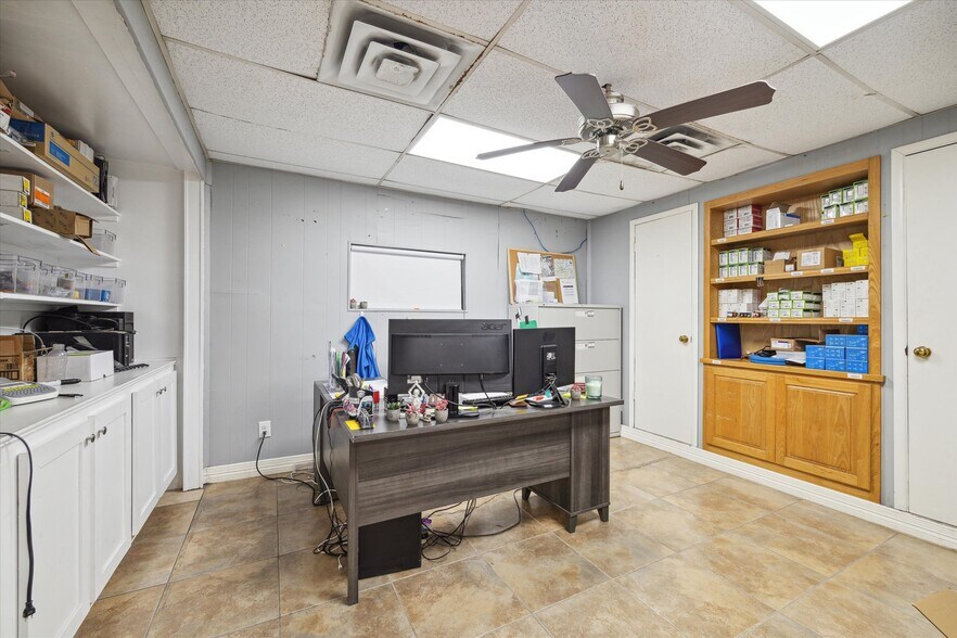 More Photos Of 615 Texas Ave, Webster Warehouse For Sale