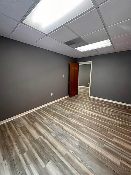 More Photos Of 14902 Winding Creek Ct, Tampa Medical For Lease
