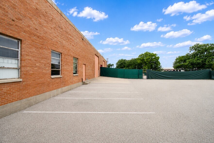 More Photos Of 1915 Empire Central, Dallas Unknown For Lease