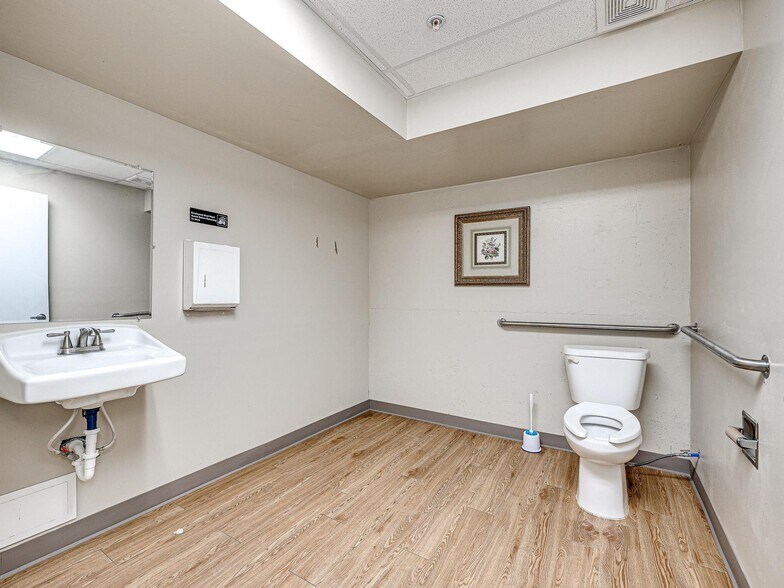 More Photos Of 901 NW 25th St, Oklahoma City Healthcare For Sale