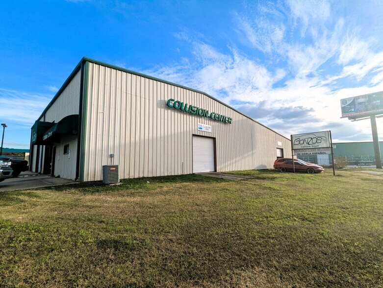 More Photos Of 5320 W Parkway St, Groves Industrial For Sale