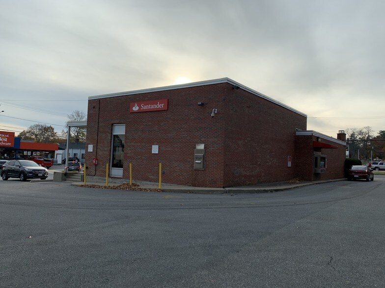 More Photos Of 1985 Lakeview Ave, Dracut Bank For Lease