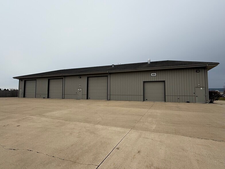 More Photos Of 90 Templeton Dr, Oswego Warehouse For Sale