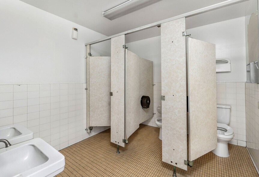 More Photos Of 4755 130th st, Hawthorne Schools For Lease