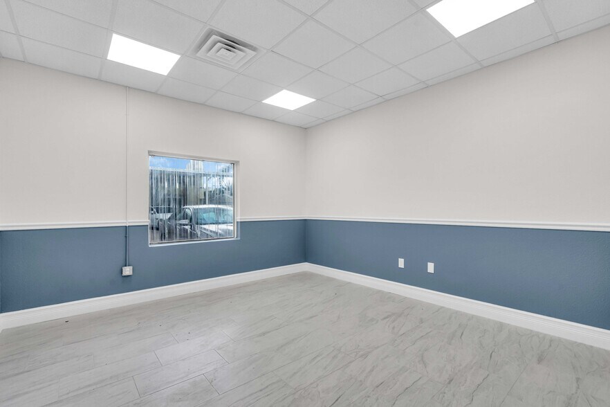 More Photos Of 417 8th St W, Bradenton Flex For Lease